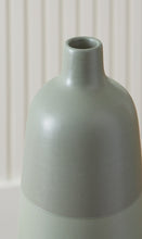 Load image into Gallery viewer, Peerland Vase

